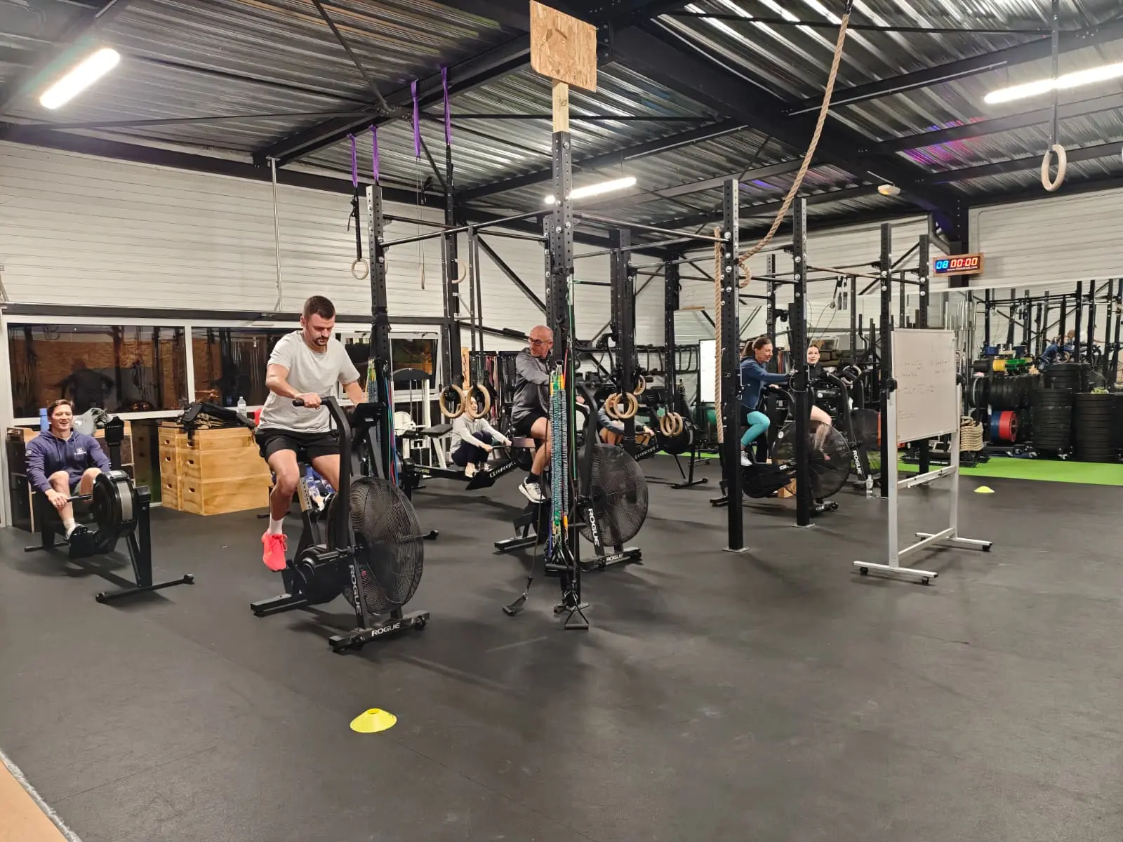 Des adhérents de CrossFit Armorica en train de réaliser un WOD sur des ergomètres