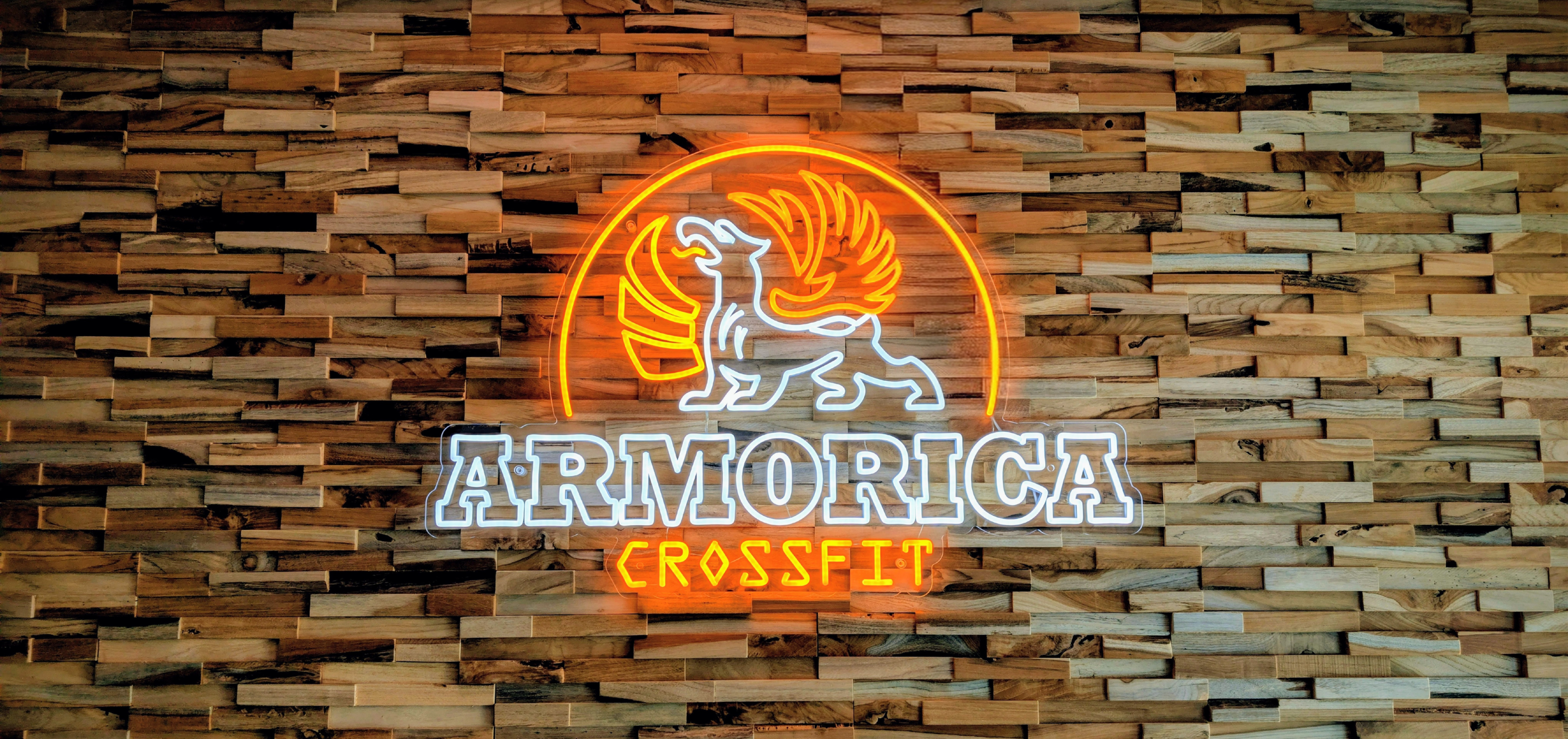 Logo CrossFit Armorica en néon sur le mur à l'entrée de la salle